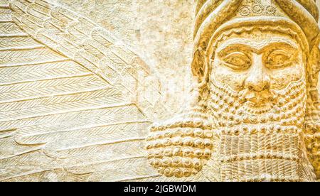 Paris, Frankreich - ca. August 2021: Die mesopotamische Kunst aus dem Jahr 3500 v. Chr. sollte dazu dienen, mächtige Herrscher und ihre Conn zu verherrlichen Stockfoto