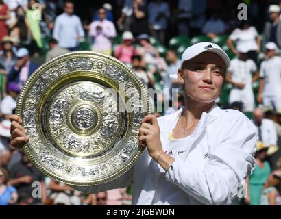 London, Gbr. 09.. Juli 2022. London Wimbledon Championships Day 09/07/2022 Elena Rybakina (KAZ) mit Venus Rosewater Trophy nach dem Gewinn des Finales der Damen Credit: Roger Parker/Alamy Live News Stockfoto