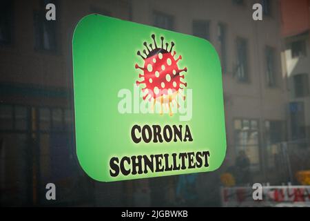 Schild an einem Schaufenster in Deutschland mit der Aufschrift Corona Schnelltest. Übersetzung: Corona Schnelltest Stockfoto