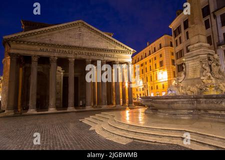 ROM, ITALIEN - CA. AUGUST 2020: Beleuchtetes Pantheon bei Nacht. Eines der berühmtesten historischen Wahrzeichen Italiens. Stockfoto