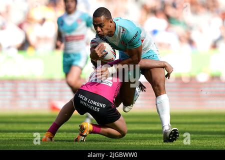 St Helens' will Hopoate wird vom Jai-Feld der Wigan Warriors während des Matches der Betfred Super League im St James' Park, Newcastle, angegangen. Bilddatum: Samstag, 9. Juli 2022. Stockfoto