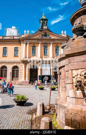 Touristen erkunden das Nobelpreismuseum am sonnigen Tag auf dem Stadtplatz gegen den Himmel Stockfoto