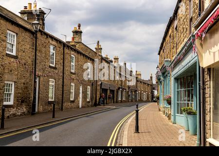 Geschäfte und Häuser entlang der Middle Street in Corbridge, Northumberland, England Stockfoto