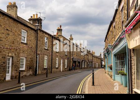 Geschäfte und Häuser entlang der Middle Street in Corbridge, Northumberland, England Stockfoto