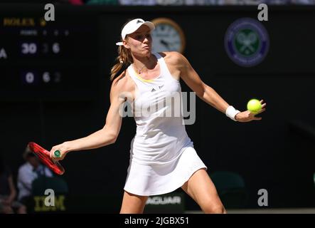 London, Großbritannien. 09.. Juli 2022. Die Kasachstanerin Elena Rybakina kehrt am Samstag, den 9. Juli 2022, bei den Wimbledon-Meisterschaften 2022 in London einen Volley in ihrem Frauenfinale gegen die tunesische Ons Jabeur zurück. Rybakina gewann das Spiel 3-6, 6-2, 6-2. Foto von Hugo Philpott/UPI Credit: UPI/Alamy Live News Stockfoto