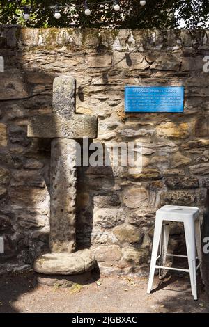 Dieses alte Marktkreuz wurde auf einer römischen Alter in Church Lane, Corbridge, Northumberland, England, montiert Stockfoto