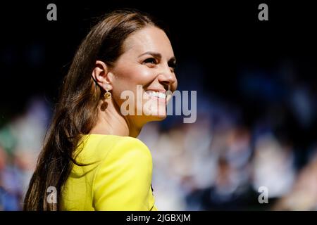 London, Großbritannien. 09.. Juli 2022. Tennis: Grand Slam/WTA Tour - Wimbledon, Singles, Frauen, Finale, Rybakina (Kasachstan) - Jabeur (Tunesien): Kate, Herzogin von Cambridge, lacht während der Preisverleihung im All England Lawn Tennis and Croquet Club. Quelle: Frank Molter/dpa/Alamy Live News Stockfoto