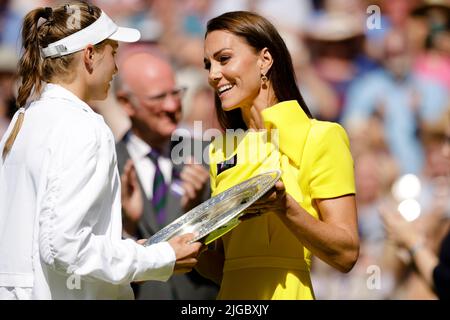 London, Großbritannien. 09.. Juli 2022. Tennis: Grand Slam/WTA-Tour - Wimbledon, Einzel, Damen, Finale, Rybakina (Kasachstan) - Jabeur (Tunesien): Kate, Herzogin von Cambridge, überreicht Elena Rybakina die Siegerschale. Quelle: Frank Molter/dpa/Alamy Live News Stockfoto