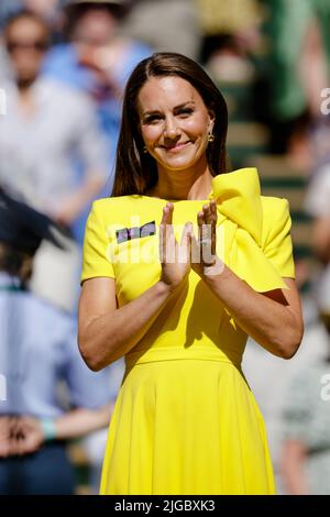 London, Großbritannien. 09.. Juli 2022. Tennis: Grand Slam/WTA Tour - Wimbledon, Singles, Frauen, Finale, Rybakina (Kasachstan) - Jabeur (Tunesien): Kate, Herzogin von Cambridge, applaudiert während der Siegerehrung im All England Lawn Tennis and Croquet Club. Quelle: Frank Molter/dpa/Alamy Live News Stockfoto