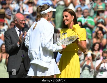 London, Gbr. 09.. Juli 2022. London Wimbledon Championships Day 09/07/2022 Elena Rybakina (KAZ) erhält die Venus Rosewater Trophy von der Herzogin von Cambridge nach dem Gewinn des Finales der Damen im Einzel AELTC Chairman (links) Credit: Roger Parker/Alamy Live News Stockfoto