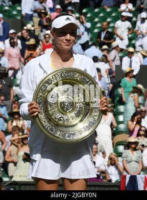 London, Gbr. 09.. Juli 2022. London Wimbledon Championships Day 09/07/2022 Elena Rybakina (KAZ) mit Venus Rosewater Trophy nach dem Gewinn des Finales der Damen Credit: Roger Parker/Alamy Live News Stockfoto