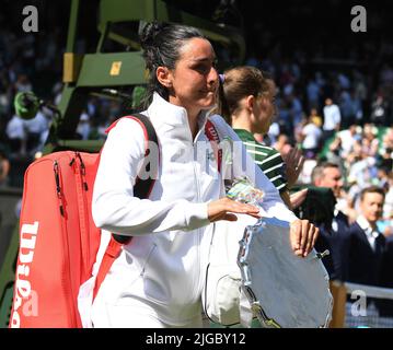 London, Gbr. 09.. Juli 2022. London Wimbledon Championships Day 09/07/2022 Eine tränenreiche Onns Jabeur (tun) verlässt das Spielfeld, nachdem sie das Finale der Damen im Einzel verloren hat.Credit: Roger Parker/Alamy Live News Stockfoto