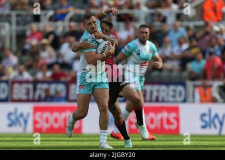 Morgan Knowles #13 von St Helens wird am 7/9/2022 von Sam Powell #9 von Wigan Warriors in in Angriff genommen. (Foto von David Greaves Fotos/ Via/News Images/Sipa USA) Quelle: SIPA USA/Alamy Live News Stockfoto