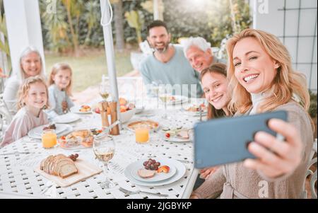 Jeder braucht ein Haus zum Leben. Eine Familie, die ein Selfie beim Mittagessen zu Hause. Stockfoto