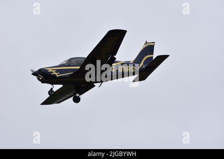 ( G-BNRG ) Piper PA-28-161 402939, ein privates Leichtflugzeug, das am 7.. Juli 2022 bei RAF Brize Norton in Oxfordshire, Großbritannien, landet Stockfoto