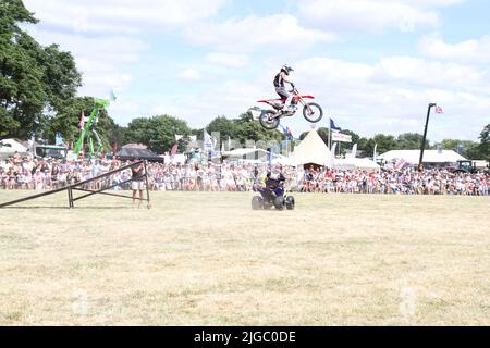 Lawford, Großbritannien. 09.. Juli 2022. Die Tendring Hundred Show ist die wichtigste Landwirtschaftsmesse in Essex. Mark Stannage und sein Team von Waghalsigen führen Stunts mit Autos, Motorrädern und Hochfall-Stunts durch. Kredit: Eastern Views/Alamy Live Nachrichten Stockfoto