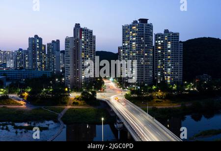 Der Blick über die Stadt Anyang in der Nacht ist wunderbar. Stockfoto