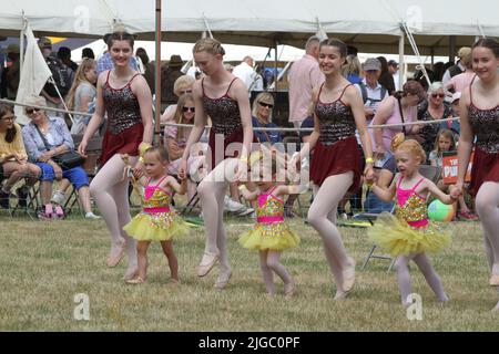 Lawford, Großbritannien. 09.. Juli 2022. Die Tendring Hundred Show ist die wichtigste Landwirtschaftsmesse in Essex. Die Debbie Millar School of Dance demonstrierte. Kredit: Eastern Views/Alamy Live Nachrichten Stockfoto