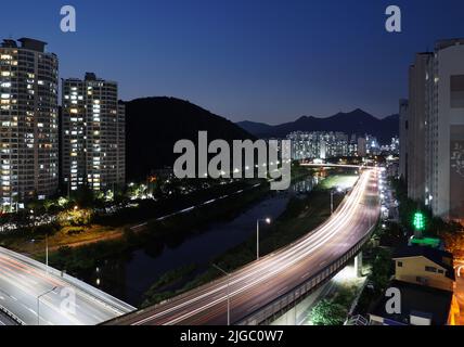 Der Blick über die Stadt Anyang in der Nacht ist wunderbar. Stockfoto