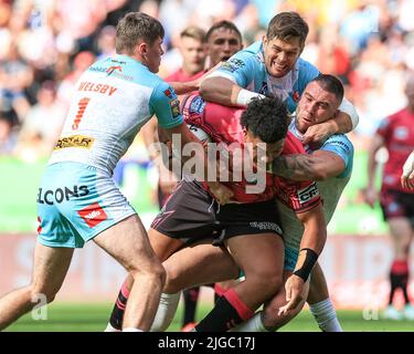 Patrick Mago #10 von Wigan Warriors wird von will Hopoate #3 von St. Helens angegangen Stockfoto