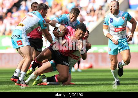 Patrick Mago #10 von Wigan Warriors wird von will Hopoate #3 von St. Helens angegangen Stockfoto