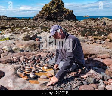 Dunbar, East Lothian, Schottland, Großbritannien, 9.. Juli 2022. European Stone Stacking Championship: Die Teilnehmer haben 3,5 Stunden Zeit, ein künstlerisches Kunstwerk aus den Felsen am Eye Cave Beach zu kreieren Stockfoto