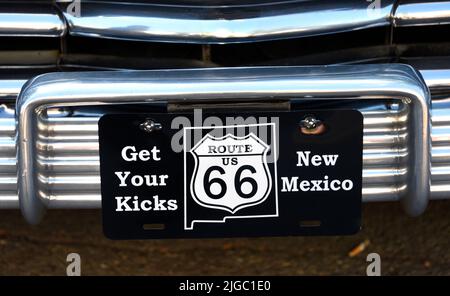 Ein Nummernschild der Route 66 auf einem Chevrolet Fleetmaster aus dem Jahr 1947, das auf einer Automobilausstellung in Santa Fe, New Mexico, ausgestellt ist. Stockfoto