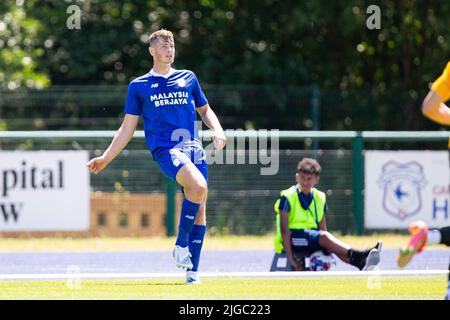 Cardiff, Großbritannien. 09.. Juli 2022. Ollie Denham aus Cardiff City in Aktion. Cardiff City gegen Cambridge Vereinigte sich in einer Pre Season Friendly am 9.. Juli 2022 im Leckwith Stadium. Quelle: Lewis Mitchell/Alamy Live News Stockfoto