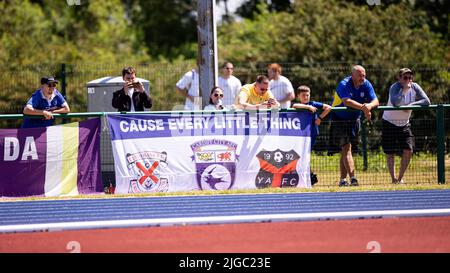 Cardiff, Großbritannien. 09.. Juli 2022. Cardiff City Fans in Anwesenheit. Cardiff City gegen Cambridge Vereinigte sich in einer Pre Season Friendly am 9.. Juli 2022 im Leckwith Stadium. Quelle: Lewis Mitchell/Alamy Live News Stockfoto