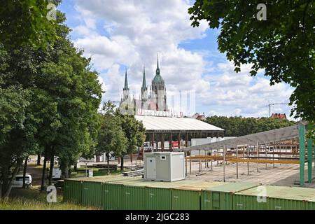 München, Deutschland. 09.. Juli 2022. Bau der Festzelte für das Oktoberfest 2022 auf der Theresienwiese am 9.. Juli 2022. Oktoberfest, Marstall Zelt. Kredit: dpa/Alamy Live Nachrichten Stockfoto