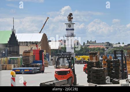 München, Deutschland. 09.. Juli 2022. Bau der Festzelte für das Oktoberfest 2022 auf der Theresienwiese am 9.. Juli 2022. Oktoberfest, Löwenbräu-Zelt. Kredit: dpa/Alamy Live Nachrichten Stockfoto