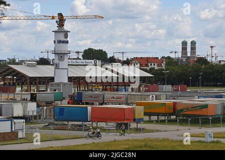 München, Deutschland. 09.. Juli 2022. Bau der Festzelte für das Oktoberfest 2022 auf der Theresienwiese am 9.. Juli 2022. Wiesn.Loewenbraeu Zelt. Kredit: dpa/Alamy Live Nachrichten Stockfoto