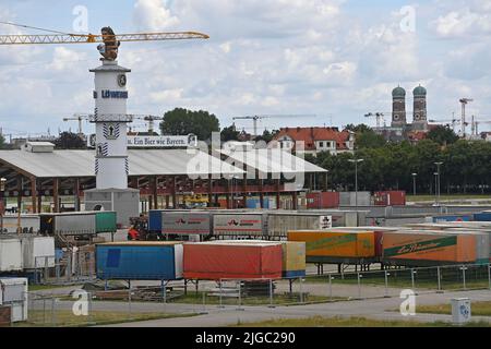 München, Deutschland. 09.. Juli 2022. Bau der Festzelte für das Oktoberfest 2022 auf der Theresienwiese am 9.. Juli 2022. Wiesn.Loewenbraeu Zelt. Kredit: dpa/Alamy Live Nachrichten Stockfoto