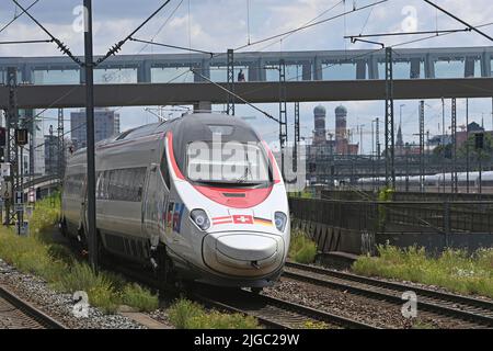 München, Deutschland. 09.. Juli 2022. Abfahrender Zug, der ETR610 'Astoro' als ECE München - Zürich vom Münchner Hauptbahnhof, DB, die Bahn, Stadt München am 9.. Juli 2022. OEPNV, öffentlicher Personenverkehr, Fernverkehr, Credit: dpa/Alamy Live News Stockfoto