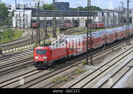 München, Deutschland. 09.. Juli 2022. Abfahrende, ankommende Bahn, Regionalzug, Münchner Hauptbahnhof, DB, Die Bahn, Stadt München am 9.. Juli 2022. OEPNV, öffentlicher Personenverkehr, Fernverkehr, Credit: dpa/Alamy Live News Stockfoto