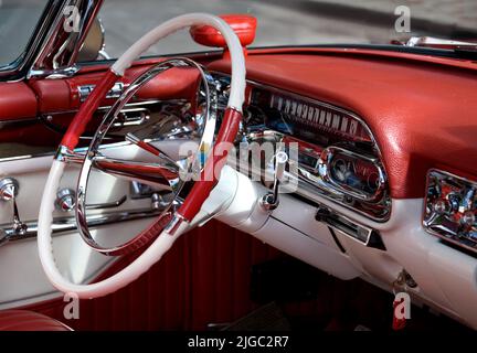 Das Lenkrad und das Armaturenbrett eines alten Cadillac sind auf einer Automobilausstellung in Santa Fe, New Mexico, zu sehen. Stockfoto