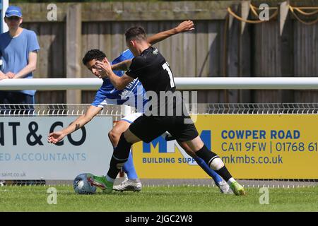 PENRITH, GROSSBRITANNIEN. JUL 9. Barrow's Josh Kay kämpft im Pre-Season Freundschaftsspiel zwischen Penrith und Barrow im Frenchfield Park, Penrith, am Samstag, den 9.. Juli 2022 um den Besitz mit Penriths Alex Fii. (Kredit: Mark Fletcher | MI News) Kredit: MI Nachrichten & Sport /Alamy Live News Stockfoto