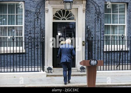 London, Großbritannien. 07.. Juli 2022. Der britische Premierminister Boris Johnson kehrt in die Downing Street Nr. 10 zurück, nachdem er eine Erklärung abgegeben hat, als er als Vorsitzender der Konservativen Partei zurücktritt, aber bis zur Wahl eines neuen Führers als Verwalter des Premierministers bleiben wird. In weniger als 48 Stunden haben mehr als 50 Regierungsminister zurückgetreten und Druck auf Boris Johnson ausgeübt, als Staatschef abzutreten. Kredit: SOPA Images Limited/Alamy Live Nachrichten Stockfoto