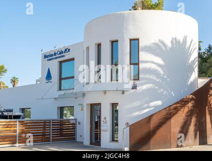 Cala d'Or, Spanien; 25 2022. juni: Blick auf den Yachthafen von Cala d'Or bei Sonnenuntergang an einem sonnigen Sommertag. Insel Mallorca, Spanien Stockfoto