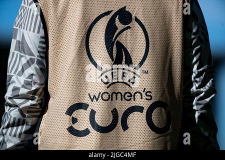 Leigh, Großbritannien. 09.. Juli 2020. Leigh, England, Juli 9. 2022: UEFA Womens Euro-Spielerbib von einem Schweizer Spieler, der sich während des UEFA Womens Euro 2022 Gruppe C Fußballspiels zwischen Portugal und der Schweiz im Leigh Sports Village in Leigh, England, aufwärmt. (Liam Asman /Womens Football Magazine /SPP) Kredit: SPP Sport Press Foto. /Alamy Live News Stockfoto