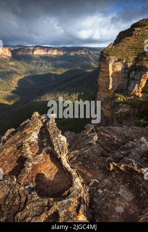 Felsformationen im frühen Licht mit Blick auf das Tal in den blauen Bergen in australien Stockfoto