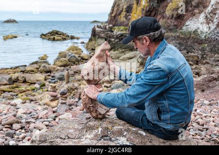 Dunbar, East Lothian, Schottland, Großbritannien, 9.. Juli 2022. European Stone Stacking Championship: Die Teilnehmer haben 3,5 Stunden Zeit, ein künstlerisches Kunstwerk aus den Felsen am Eye Cave Beach zu kreieren Stockfoto