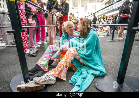 2022-07-09 17:44:05 AMSTERDAM - Fans vor dem Ziggo Dome vor dem Harry Styles Konzert. Die Show des britischen Sängers sollte im Mai 2020 stattfinden, wurde aber aufgrund der Corona-Pandemie zweimal verlegt. ANP JEROEN JUMELET niederlande Out - belgien Out Stockfoto