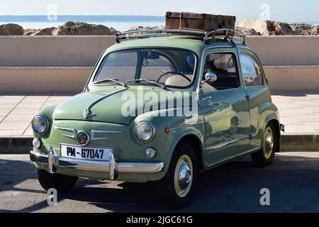 Altes 600 Auto bereit für den Urlaub Stockfoto