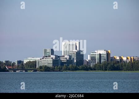 Die Bürogebäude von Keilaniemi in Espoo haben einen Blick über die Bucht von Laajalahti Stockfoto