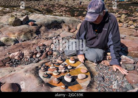 Dunbar, East Lothian, Schottland, Großbritannien, 9.. Juli 2022. European Stone Stacking Championship: Die Teilnehmer haben 3,5 Stunden Zeit, ein künstlerisches Kunstwerk aus den Felsen am Eye Cave Beach zu kreieren Stockfoto