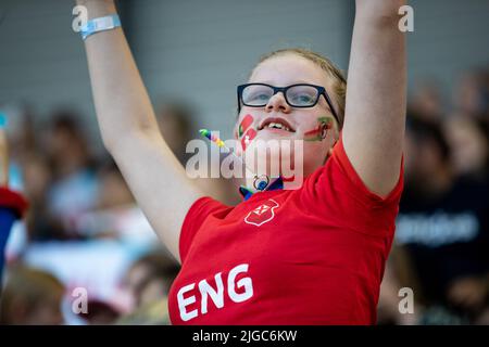 Leigh, Großbritannien. 09.. Juli 2020. Leigh, England, 9. 2022. Juli: Eine junge Fan-Frau feiert während des UEFA Womens Euro 2022 Gruppe C Fußballspiels zwischen Portugal und der Schweiz im Leigh Sports Village in Leigh, England. (Liam Asman /Womens Football Magazine /SPP) Kredit: SPP Sport Press Foto. /Alamy Live News Stockfoto