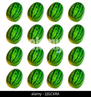 Wassermelonenmuster. Nahaufnahme einer reifen, runden, dunkelgrünen Wassermelone, isoliert auf weißem Hintergrund. Natürliche Bio-Sommerfrüchte und Beeren. Selecti Stockfoto