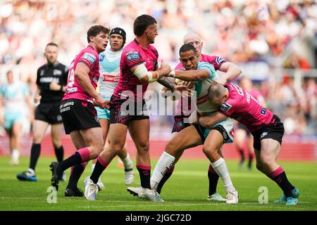 St Helens will Hopoate wird während des Betfred Super League-Spiels im St James' Park, Newcastle, von Liam Farrell von Wigan Warriors angegangen. Bilddatum: Samstag, 9. Juli 2022. Stockfoto