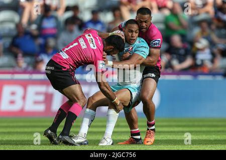 Will Hopoate #3 von St. Helens wird von Bevan French #1 und Willie Isa #11 von Wigan Warriors angegangen Stockfoto